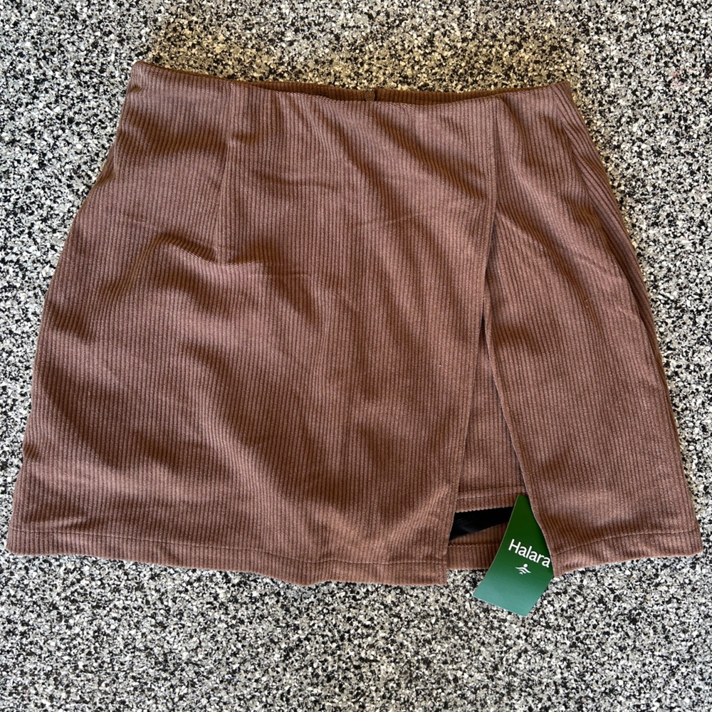 Halara Women’s Brown Ribbed Mini Skort. NWT